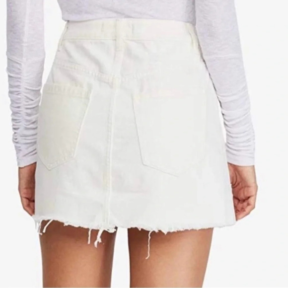 We the Free Zip It Up Vintage White Distressed Raw Hem Jean Mini Skirt Size 29 - Picture 4 of 13